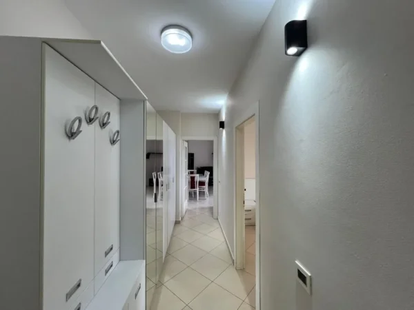 Tirane, jepet me qera apartament 2+1+Ballkon Kati 7, 110 m² 450 € (Rr. Besim Alla Misto Mame)