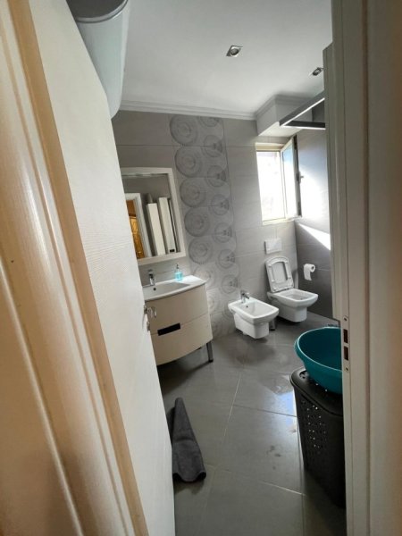 Tirane, jepet me qera apartament 1+1 Kati 3, 65 m² 600 € (Mine Peza)