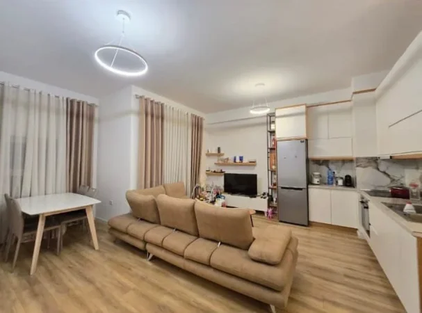 Tirane, jepet me qera apartament 1+1 Kati 4, 400 € (Kompleksi Mangalem 21)