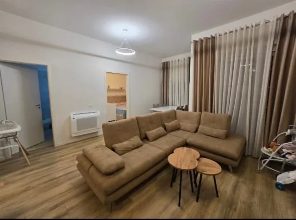 Tirane, jepet me qera apartament 1+1 Kati 4, 400 € (Kompleksi Mangalem 21)