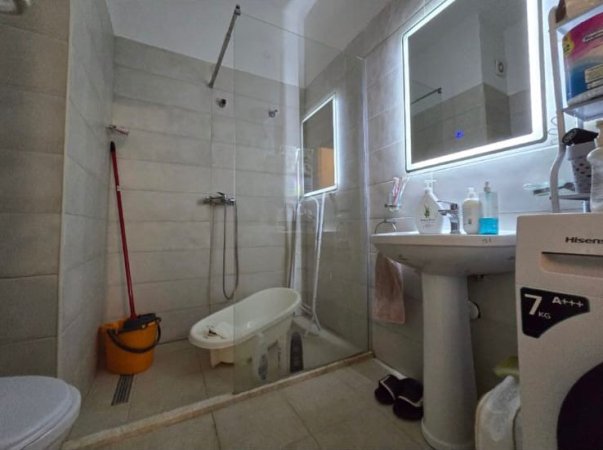 Tirane, jepet me qera apartament 1+1 Kati 4, 400 € (Kompleksi Mangalem 21)