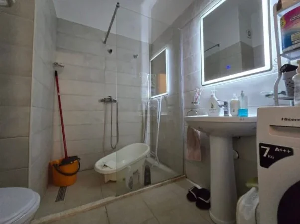 Tirane, jepet me qera apartament 1+1 Kati 4, 400 € (Kompleksi Mangalem 21)