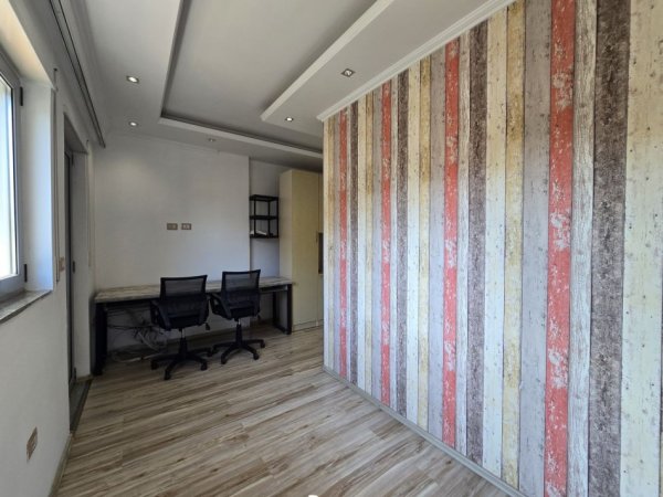 Tirane, jepet me qera zyre Kati 1, 85 m² 650 € (XHAMLLIKU)