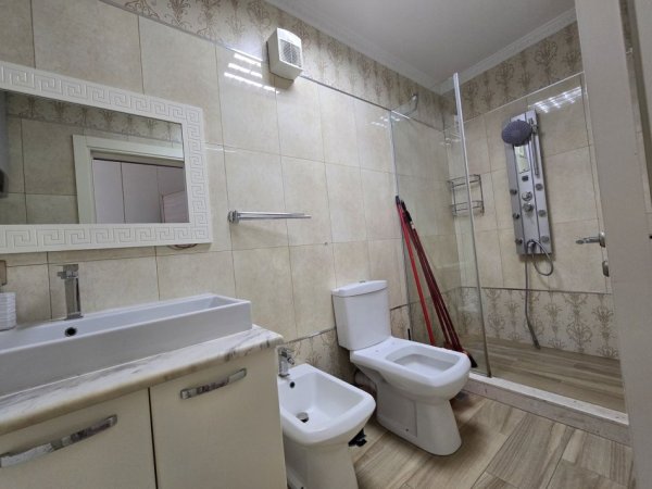 Tirane, jepet me qera zyre Kati 1, 85 m² 650 € (XHAMLLIKU)