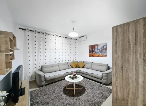 Qera, Apartament 1+1+Oborr tek Pazari i Ri,rruga Beqir Luga