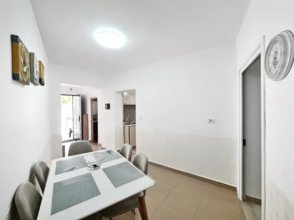 Qera, Apartament 1+1+Oborr tek Pazari i Ri,rruga Beqir Luga