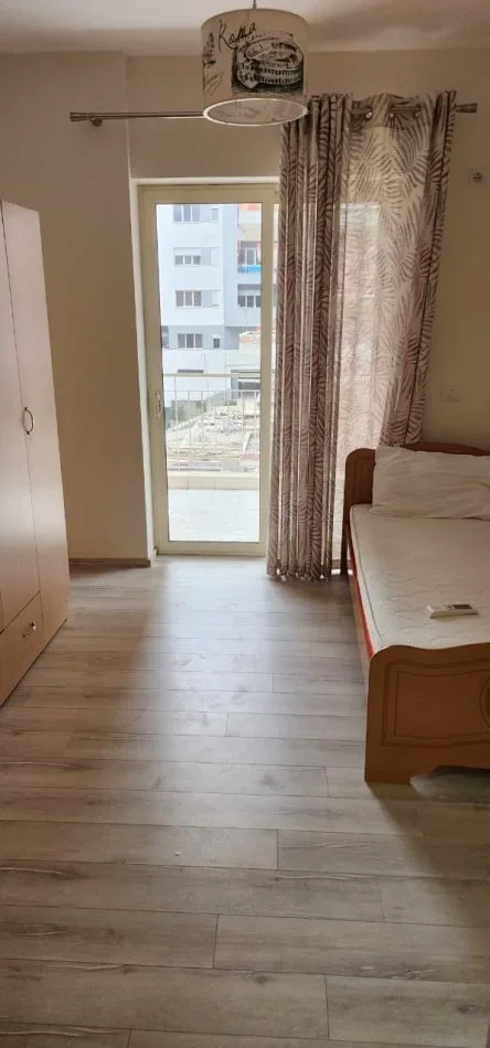 Tirane, jepet me qera apartament 1+1+Ballkon Kati 4, 100 m² 700 € (Liqeni I Thate)