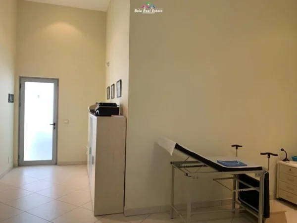 Tirane, jepet me qera zyre Kati 1, 40 m² 450 € (rruga e dibres)