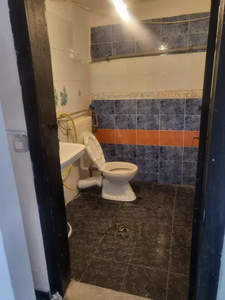 Shqiperi, jepet me qera ambjent biznesi Kati 0, 85 m² 450 € 