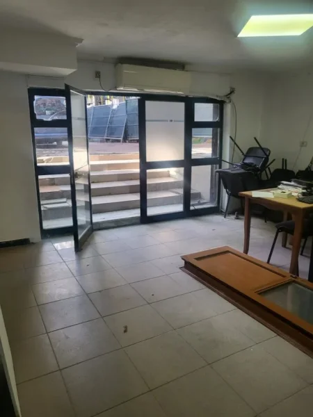 Shqiperi, jepet me qera ambjent biznesi Kati 0, 85 m² 450 € 
