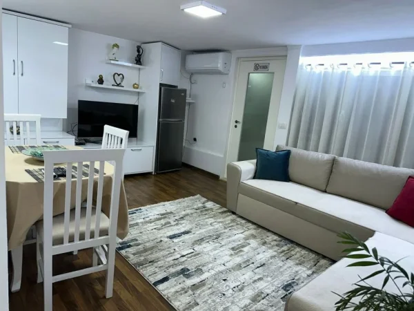 Tirane, jepet me qera apartament 1+1 Kati 2, 80 m² 600 € (Komuna e Parisit)