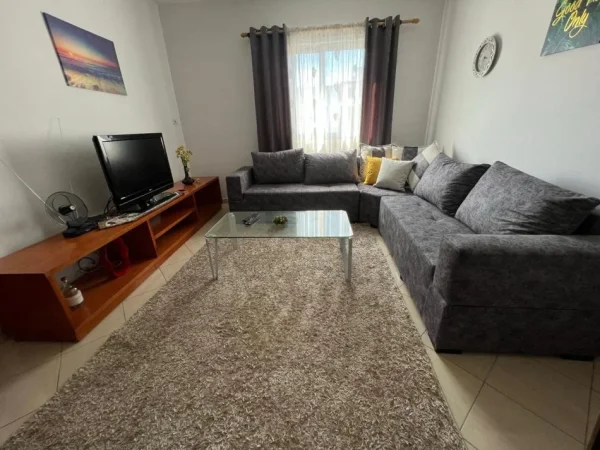 Tirane, jepet me qera apartament 2+1 Kati 8, 450 € (astir)