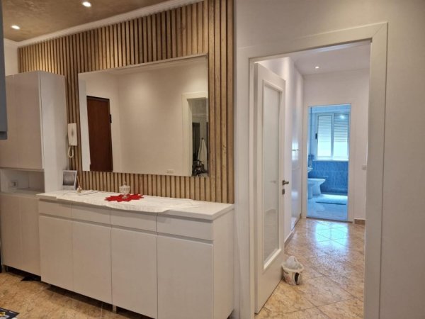 Tirane, jepet me qera apartament 2+1+Ballkon Kati 7, 110 m² 800 € (Vizion Plus)