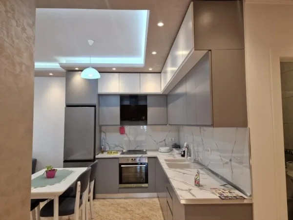 Tirane, jepet me qera apartament 2+1+Ballkon Kati 7, 110 m² 800 € (Vizion Plus)