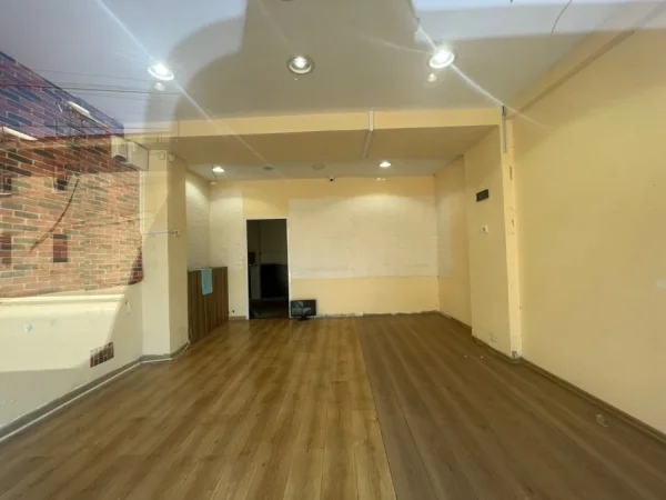 Tirane, jepet me qera dyqan Kati 0, 70 m² 500 € (allias)