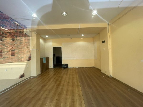 Tirane, jepet me qera dyqan Kati 0, 70 m² 500 € (allias)