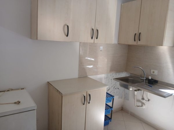 Tirane, jepet me qera apartament 1+1+Ballkon Kati 1, 45 m² 250 € (Rruga 5 maji)