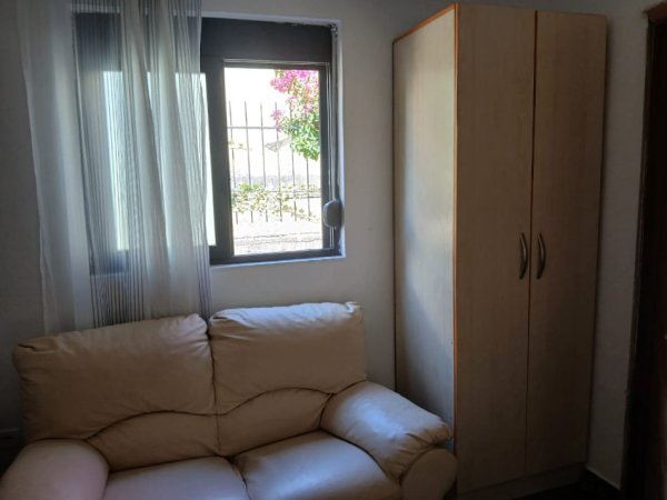 Tirane, jepet me qera apartament 1+1+Ballkon Kati 1, 45 m² 250 € (Rruga 5 maji)