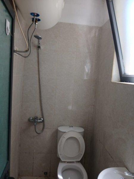 Tirane, jepet me qera apartament 1+1+Ballkon Kati 1, 45 m² 250 € (Rruga 5 maji)