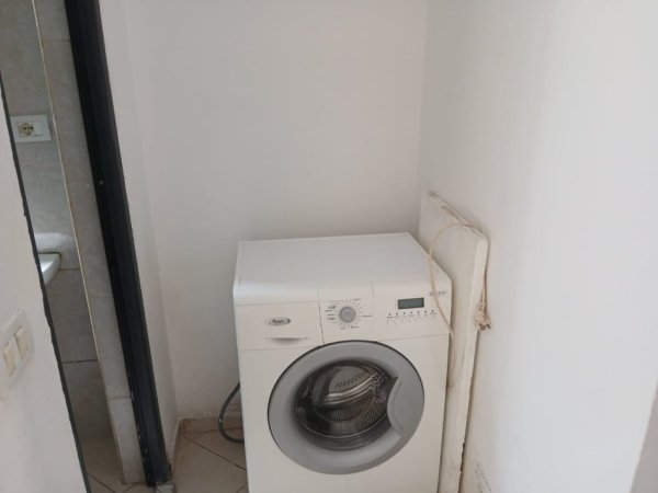 Tirane, jepet me qera apartament 1+1+Ballkon Kati 1, 45 m² 250 € (Rruga 5 maji)