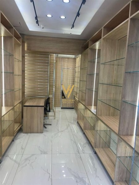 Tirane, jepet me qera dyqan Kati 0, 20 m² 900 € (MEDRESEJA)