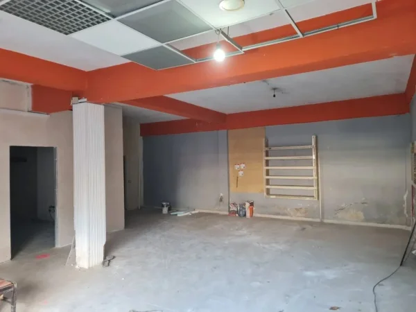 Tirane, jepet me qera magazine Kati 0, 230 m² 2.000 € (astir)