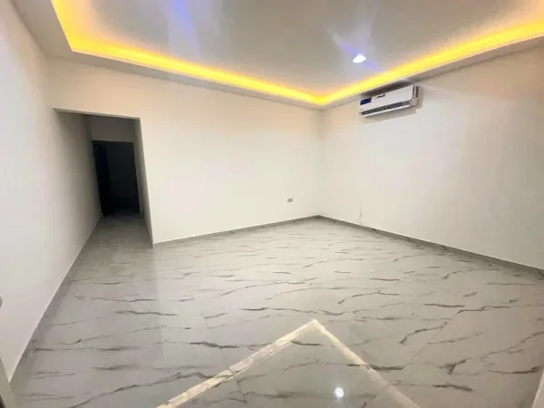 Tirane, jepet me qera dyqan Kati 0, 105 m² 800 € (4 deshmoret)