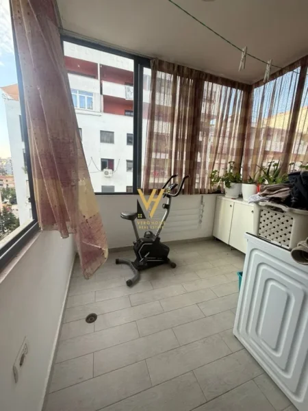 Tirane, jepet me qera apartament 2+1+Ballkon Kati 5, 120 m² 500 € (YZBERISHT)