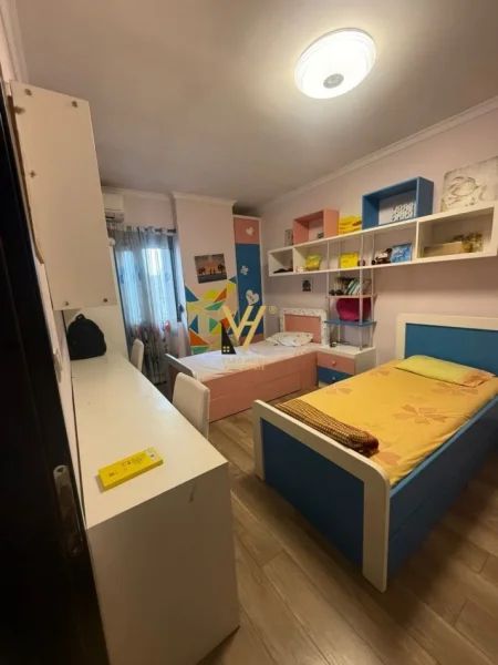 Tirane, jepet me qera apartament 2+1+Ballkon Kati 5, 120 m² 500 € (YZBERISHT)