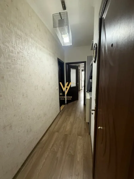 Tirane, jepet me qera apartament 2+1+Ballkon Kati 5, 120 m² 500 € (YZBERISHT)