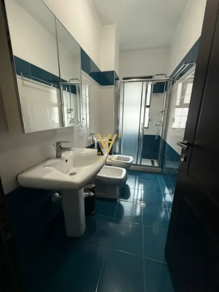 Tirane, jepet me qera apartament 2+1+Ballkon Kati 5, 120 m² 500 € (YZBERISHT)