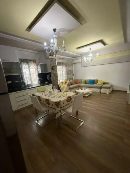 Tirane, jepet me qera apartament 2+1+Ballkon Kati 5, 120 m² 500 € (YZBERISHT)