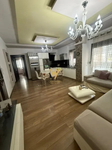 Tirane, jepet me qera apartament 2+1+Ballkon Kati 5, 120 m² 500 € (YZBERISHT)