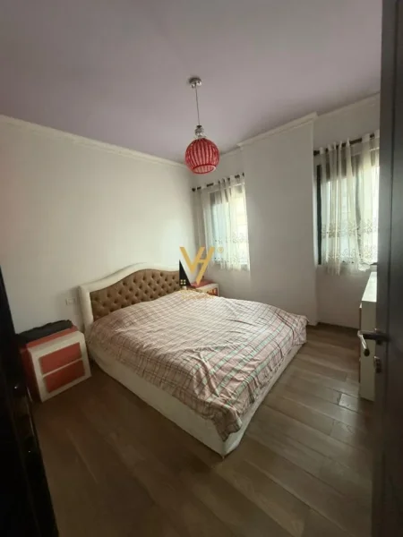 Tirane, jepet me qera apartament 2+1+Ballkon Kati 5, 120 m² 500 € (YZBERISHT)
