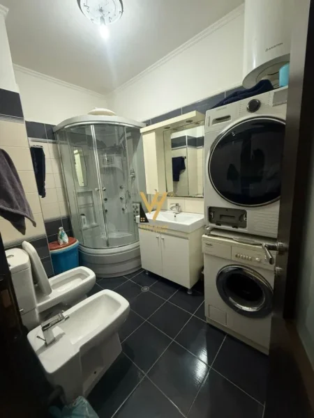 Tirane, jepet me qera apartament 2+1+Ballkon Kati 5, 120 m² 500 € (YZBERISHT)