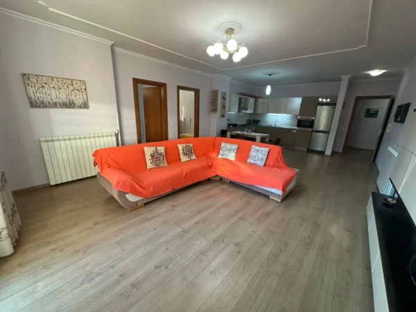 Tirane, jepet me qera apartament 2+1 Kati 1, 117 m² 650 € (Rruga e Elbasanit)
