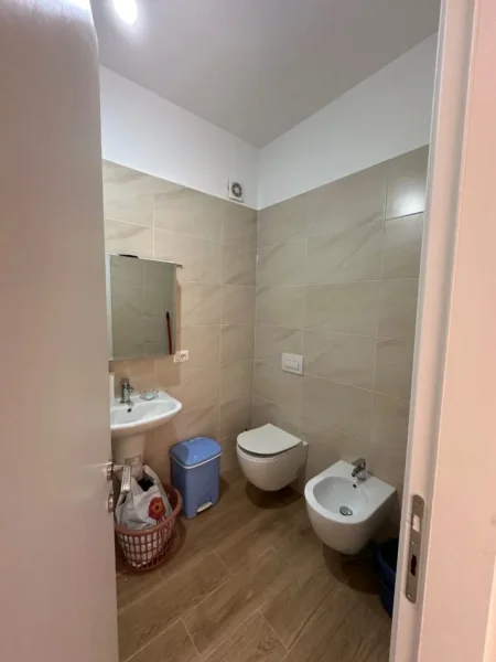 Tirane, jepet me qera apartament 1+1+Ballkon Kati 4, 72 m² 400 € (Yzberisht)