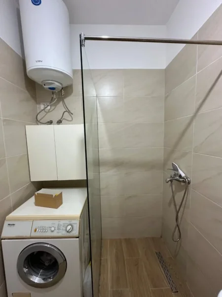 Tirane, jepet me qera apartament 1+1+Ballkon Kati 4, 72 m² 400 € (Yzberisht)