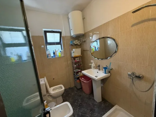 Tirane, shitet apartament 2+1+Ballkon Kati 5, 87 m² 115.000 € (Rruga e Kokonozeve)
