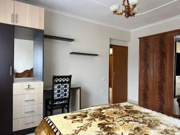 Tirane, jepet me qera apartament 1+1 Kati 5, 67 m² 450 € (Xhamlliku)