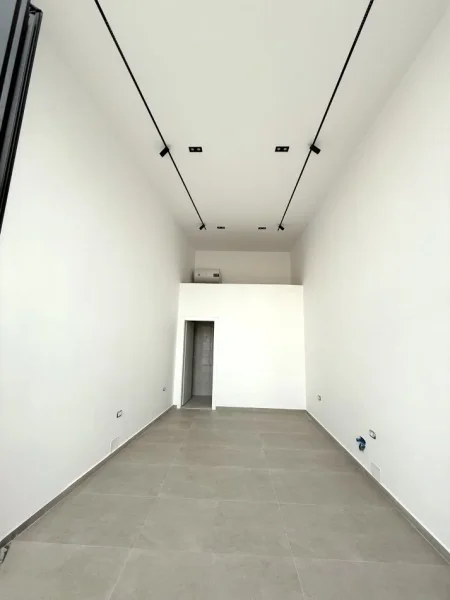 Tirane, jepet me qera ambjent biznesi Kati 0, 30 m² 450 € 