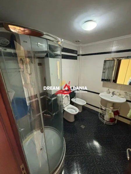 Tirane, jepet me qera apartament 1+1 Kati 10, 85 m² 450 € (ne Rrugen “Dritan Hoxha” tek Pallatet Blu)