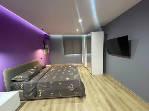 jepet me qera apartament 2+1 modern ne rruge  kryesore astir , 600 €