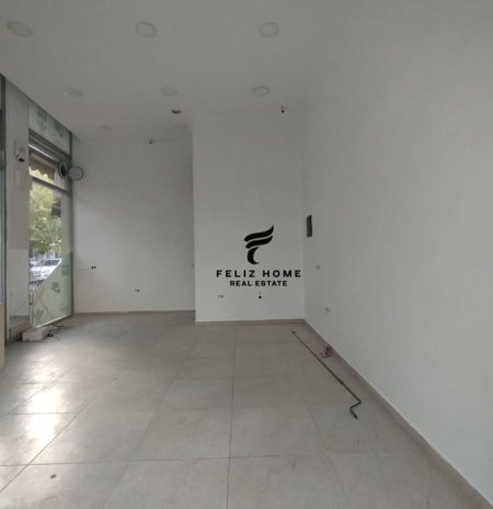 Tirane, jepet me qera dyqan Kati 0, 25 m² 350 € (PAZARI I RI)