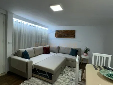 Tirane, jepet me qera apartament 1+1 Kati 2, 65 m² 600 € (Komuna e Parisit)