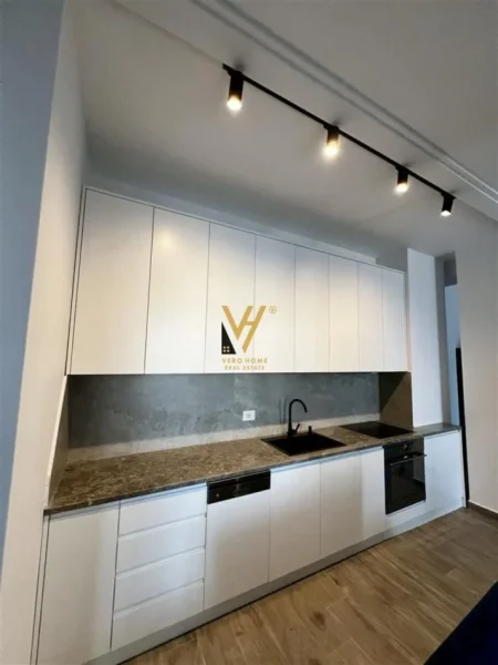 Tirane, jepet me qera apartament 2+1+Ballkon Kati 4, 100 m² 1.000 € (RRUGA “RIZA CEROVA”, PAZARI I RI)