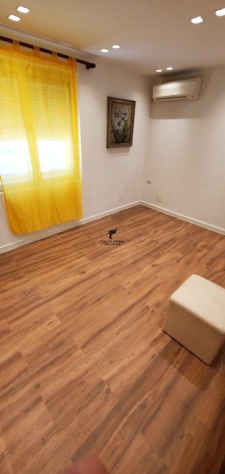 Tirane, jepet me qera zyre Kati 1, 75 m² 650 € (5 MAJI)