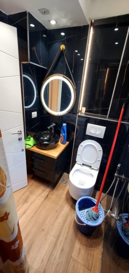 Tirane, jepet me qera zyre Kati 1, 75 m² 650 € (5 MAJI)