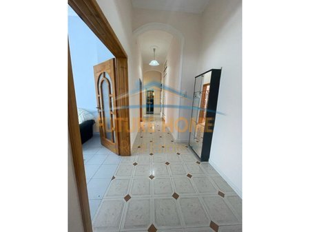 Tirane, jepet me qera apartament 2+1 Kati 4, 75 m² 600 € (Shallvaret)