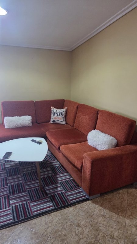 Tirane, jap me qera apartament 2+1 Kati 6, 450 € (Rr.Vathe Koreshi, prane Shkolles se Baletit)